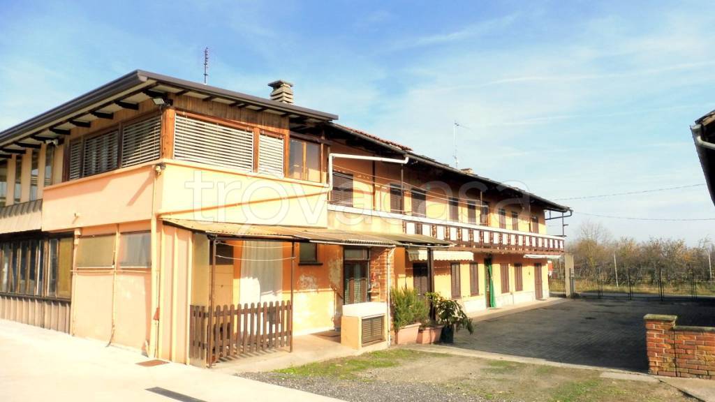 casa indipendente in vendita a Cavour