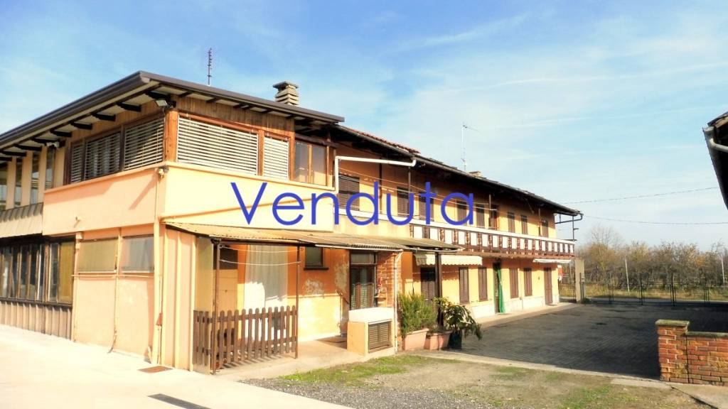 casa indipendente in vendita a Cavour