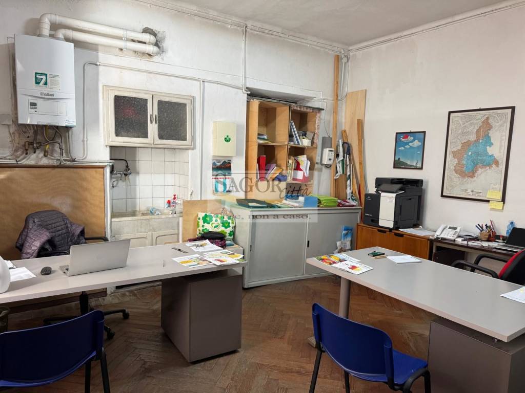 negozio in vendita a Cavour