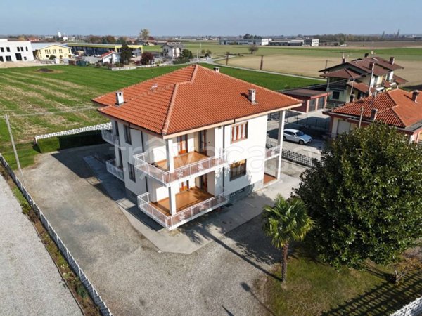 casa indipendente in vendita a Cavour