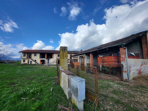 locale di sgombero in vendita a Cavour