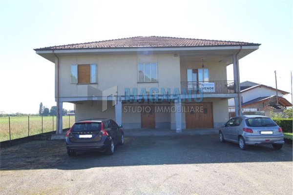 casa indipendente in vendita a Cavour