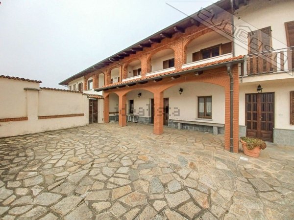 casa indipendente in vendita a Cavour