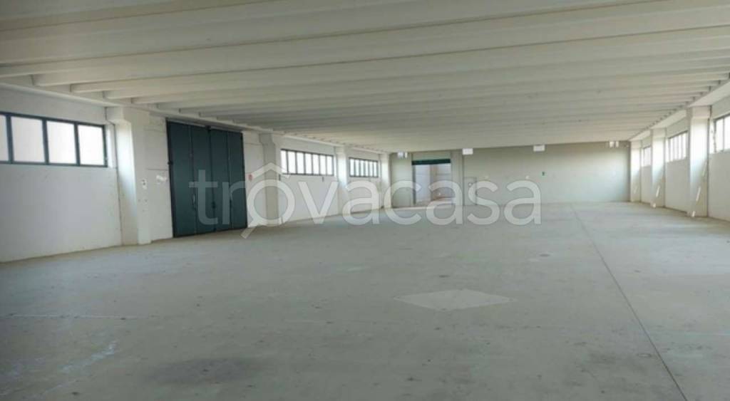 locale commerciale in vendita a Cavour