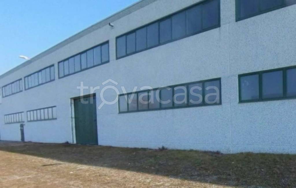 locale commerciale in vendita a Cavour