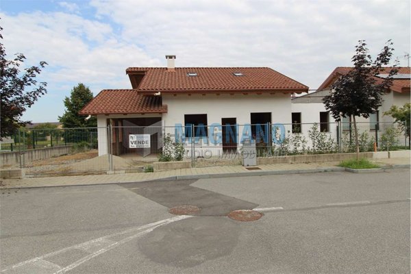 casa indipendente in vendita a Cavour