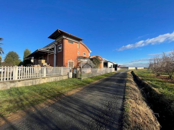 casa semindipendente in vendita a Cavour