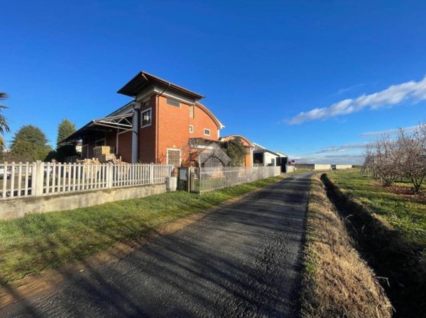 locale commerciale in vendita a Cavour