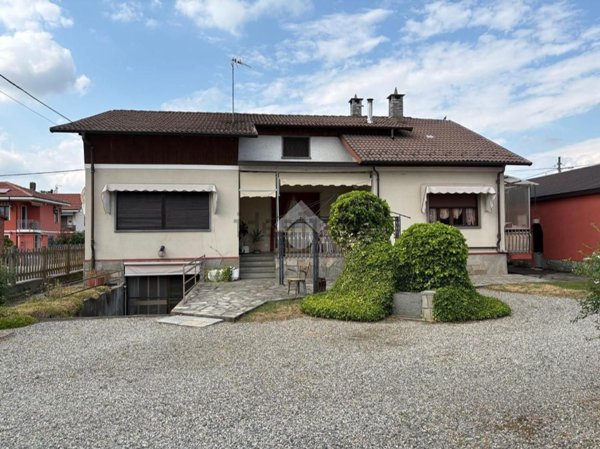 casa indipendente in vendita a Cavour