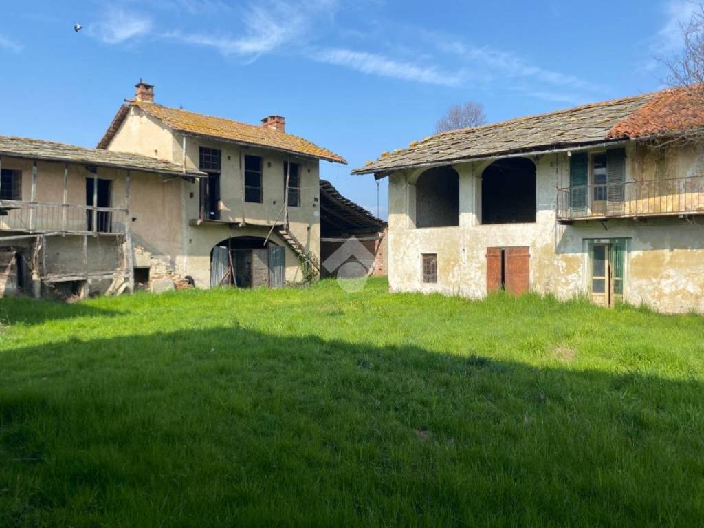 casa indipendente in vendita a Cavour