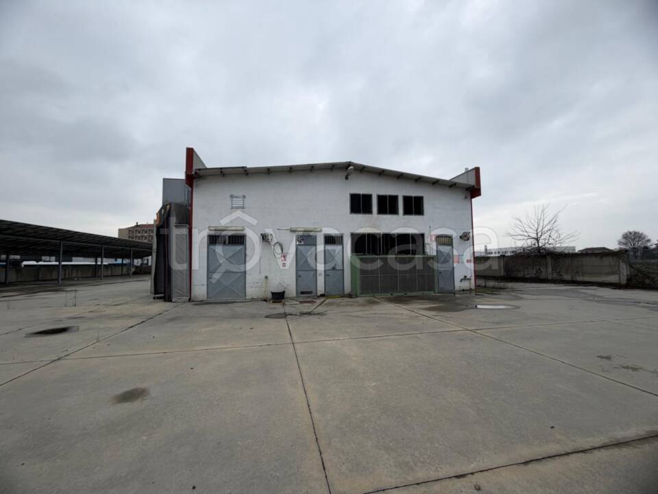 locale commerciale in vendita a Cavour
