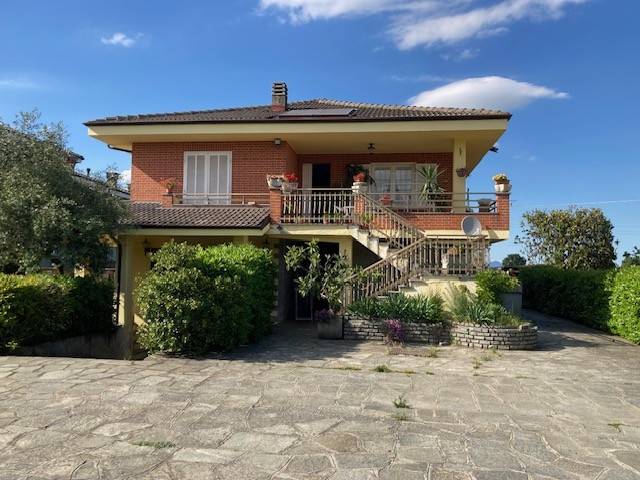casa indipendente in vendita a Cavour