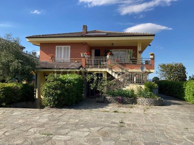casa indipendente in vendita a Cavour