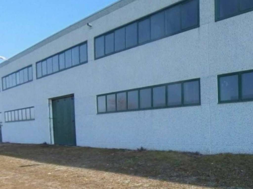 locale commerciale in vendita a Cavour