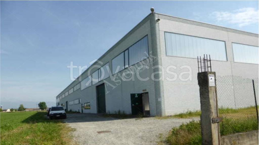 locale commerciale in vendita a Cavour
