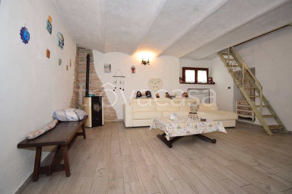 casa indipendente in vendita a Cavour
