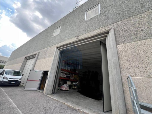 locale commerciale in vendita a Nuvolera