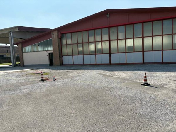 locale commerciale in vendita ad Offlaga