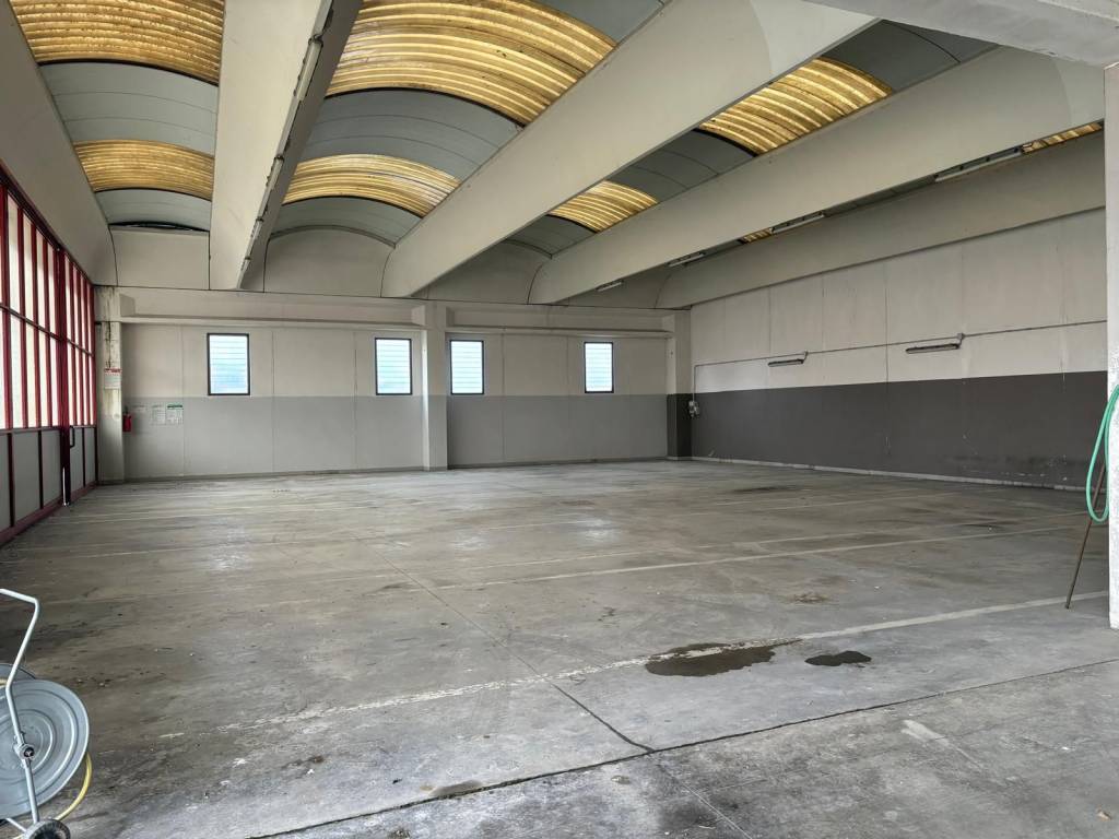 locale commerciale in vendita ad Offlaga
