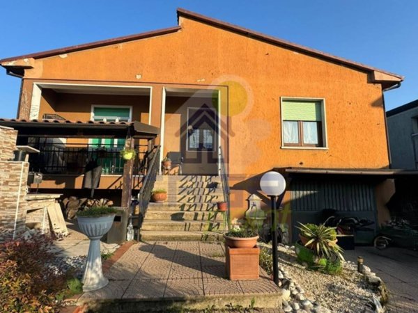 casa indipendente in vendita ad Offlaga in zona Faverzano