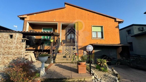 casa indipendente in vendita ad Offlaga in zona Faverzano