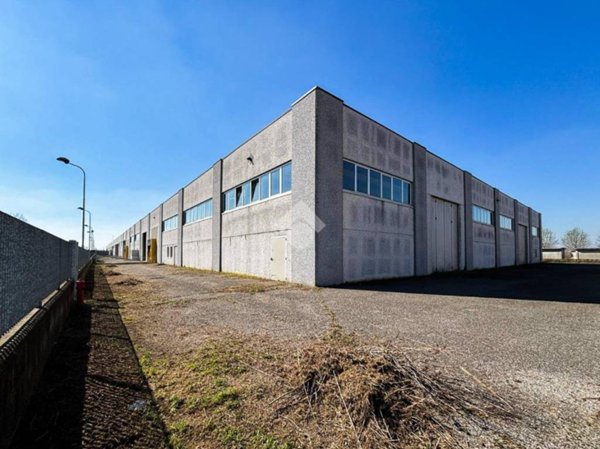 locale commerciale in vendita ad Offlaga