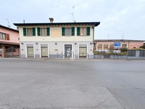 locale commerciale in vendita ad Offlaga