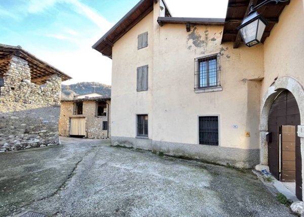 casa indipendente in vendita ad Ome