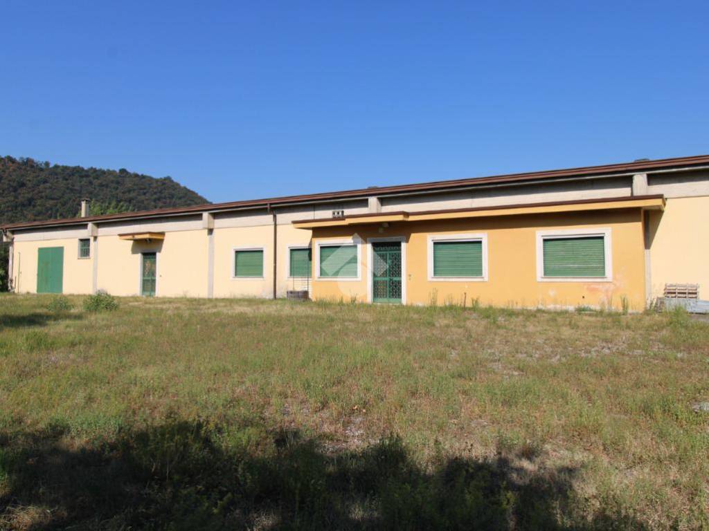 locale commerciale in vendita ad Ome