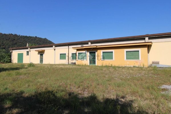 capannone in vendita ad Ome