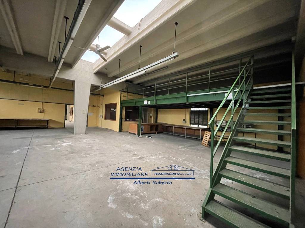 locale commerciale in vendita ad Ome