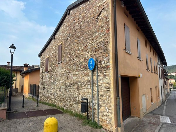 casa indipendente in vendita ad Ome
