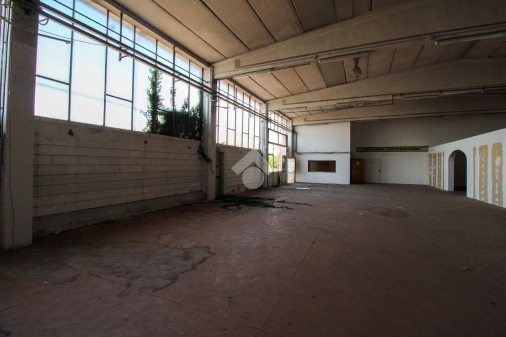 locale commerciale in vendita ad Orzinuovi