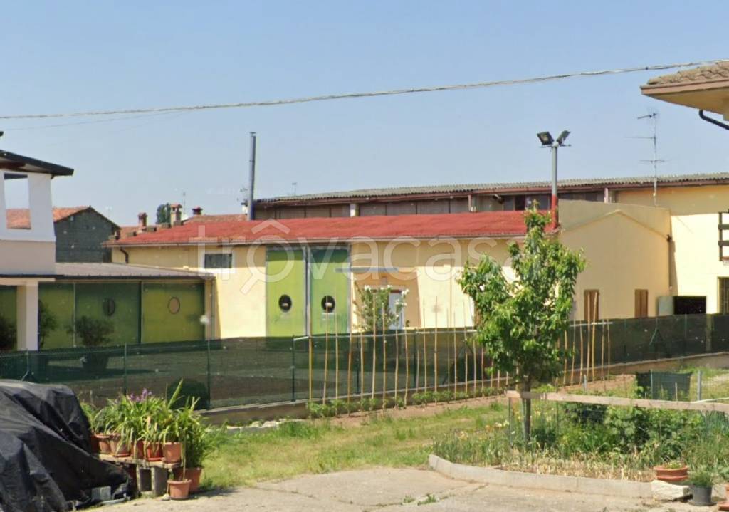 locale commerciale in vendita ad Orzinuovi in zona Coniolo
