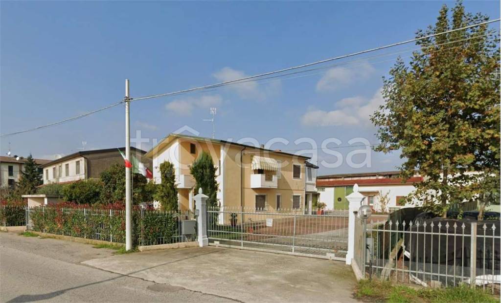capannone in vendita ad Orzinuovi in zona Coniolo