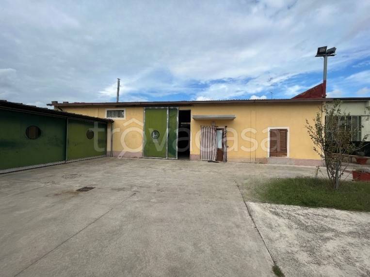 locale commerciale in vendita ad Orzinuovi in zona Coniolo