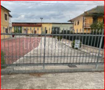 locale commerciale in vendita ad Orzinuovi in zona Coniolo