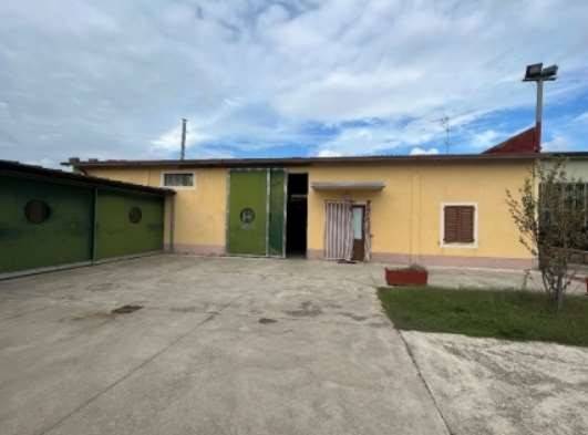 capannone in vendita ad Orzinuovi in zona Coniolo