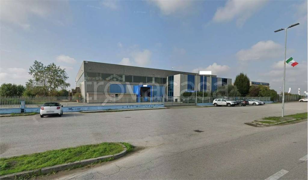 capannone in vendita ad Orzinuovi in zona Coniolo