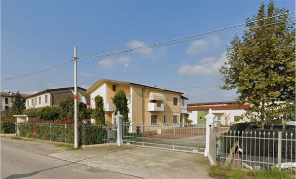 capannone in vendita ad Orzinuovi in zona Coniolo