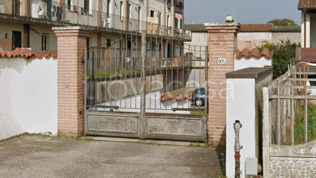casa indipendente in vendita ad Orzinuovi in zona Coniolo