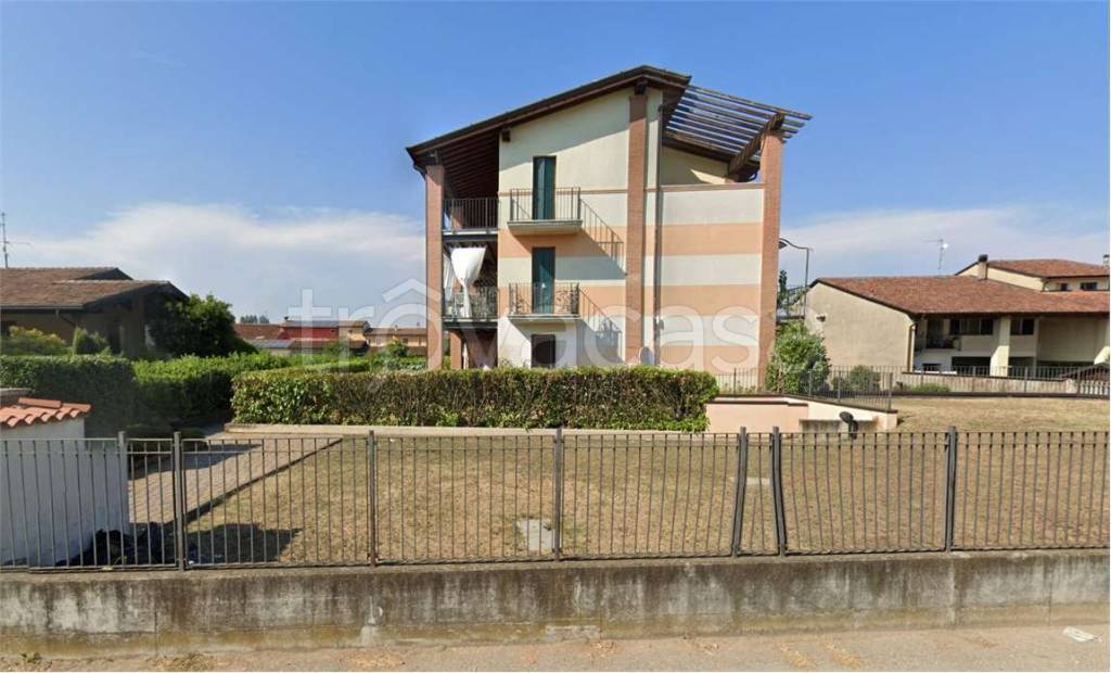 appartamento in vendita ad Orzinuovi in zona Coniolo