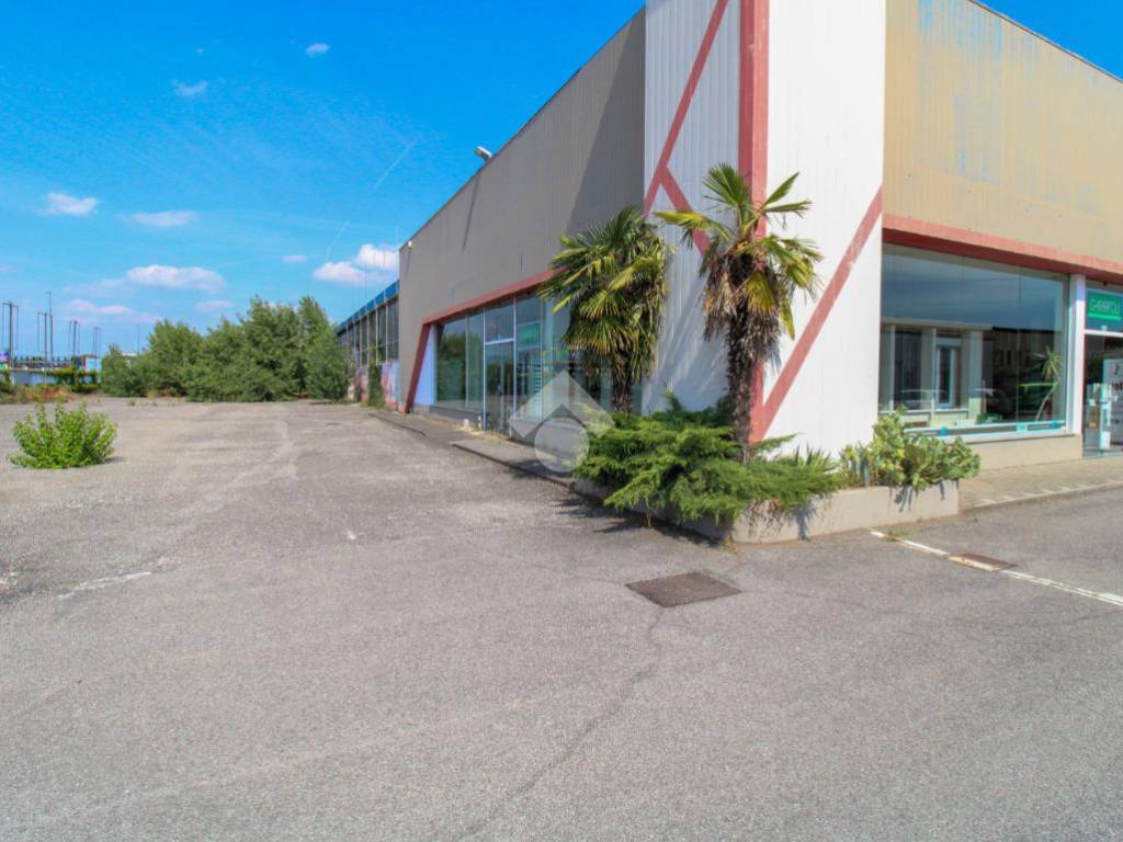 locale commerciale in vendita ad Orzinuovi