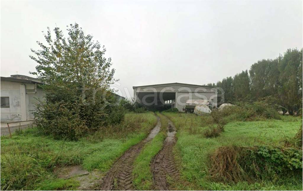 capannone in vendita ad Orzinuovi in zona Ovanengo