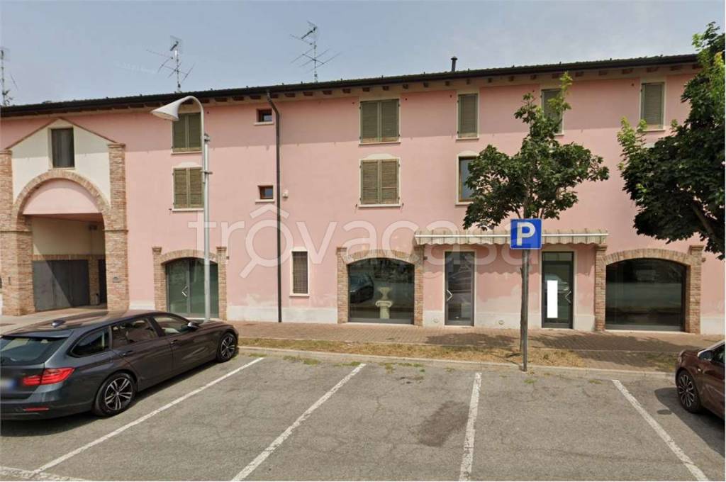 negozio in vendita ad Orzinuovi in zona Ovanengo