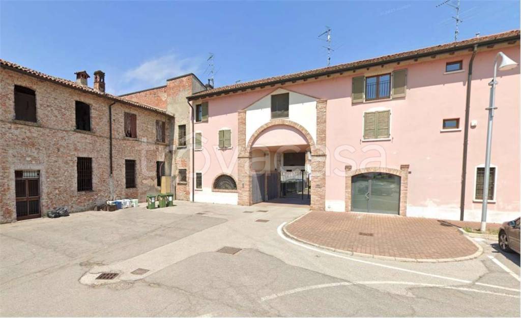 appartamento in vendita ad Orzinuovi in zona Ovanengo