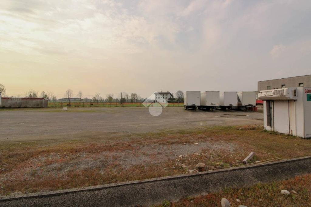 terreno edificabile in vendita ad Orzinuovi