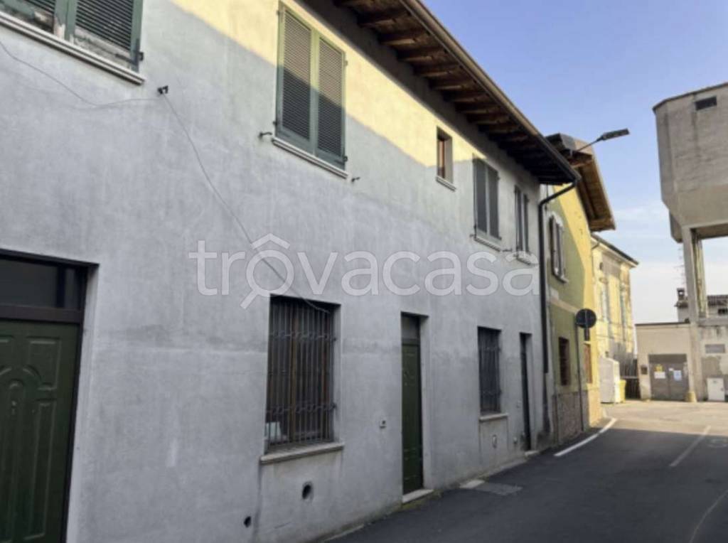 appartamento in vendita ad Orzinuovi in zona Coniolo