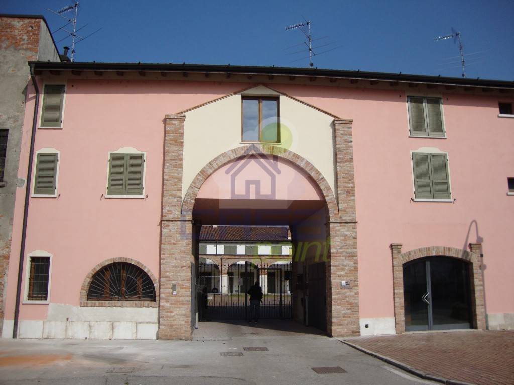 appartamento in vendita ad Orzinuovi in zona Ovanengo