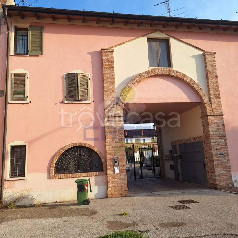 appartamento in vendita ad Orzinuovi in zona Ovanengo